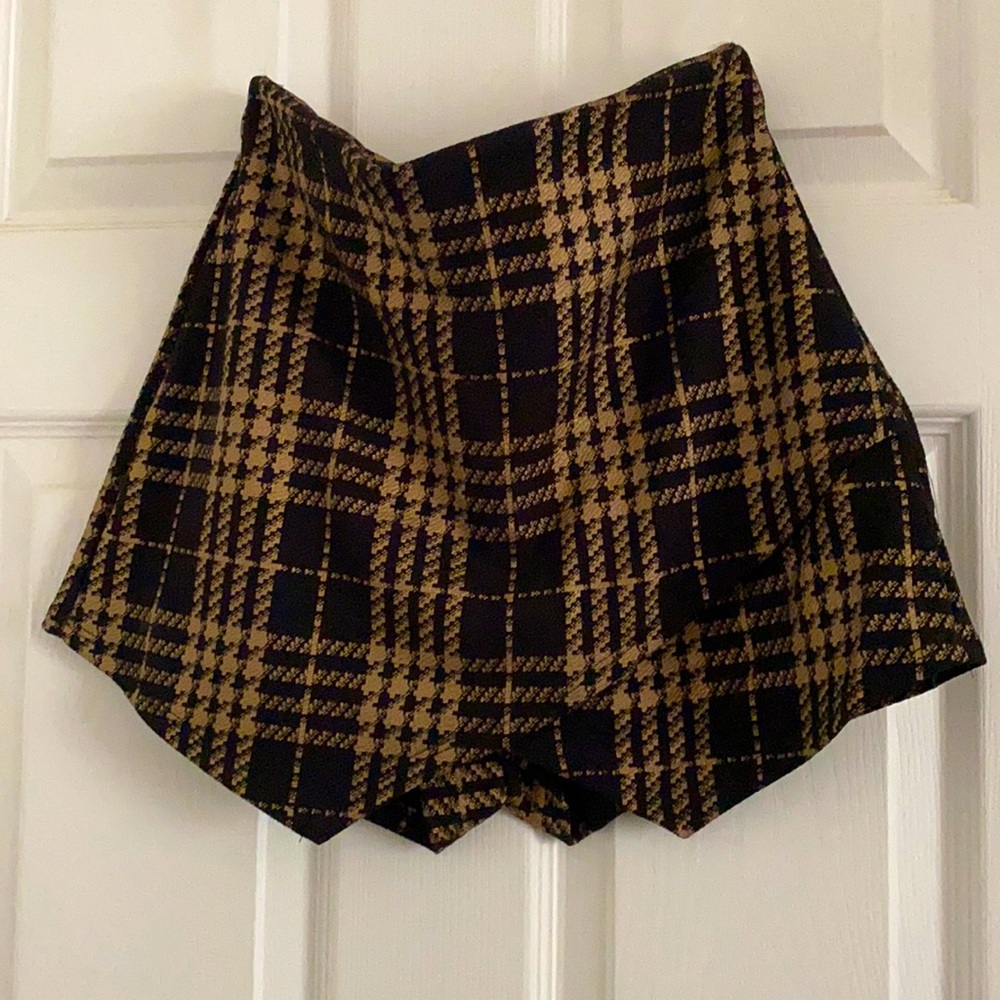 Windsor! Black and gold skort